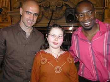 Amélie accompagné de Cris et Caçapa, joueurs de l'OL et parrains de l'association, 2004